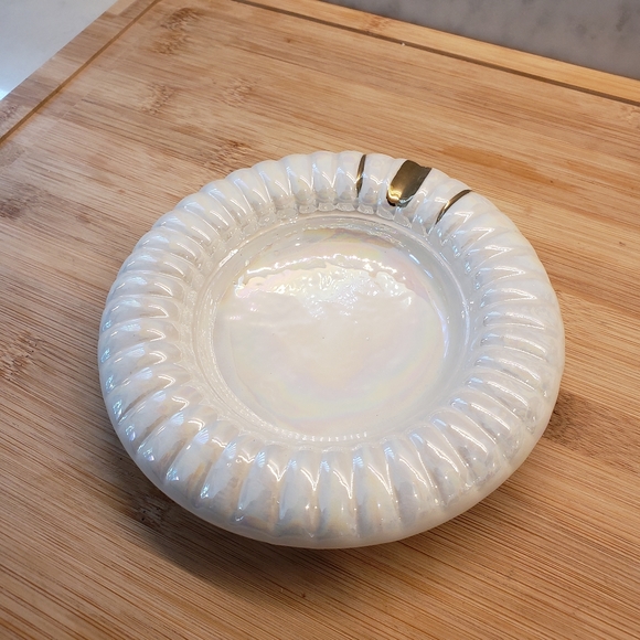 White ceramic ash tray with pearl glaze finish and gold accent, made in Italy - Picture 2 of 7